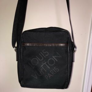 MENS Louis Vuitton small messenger bag